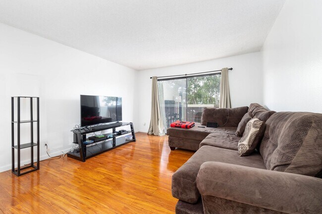 Building Photo - Great opportunity to rent this beautiful centrally located apartment in Chula Vista!