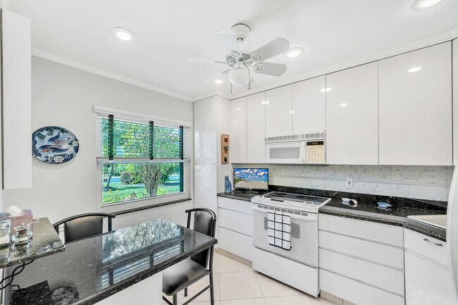 Building Photo - 9285 Vista del Lago