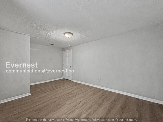 Building Photo - 3 Bed, 2 Bath Home with Modern Amenities / Pet-Friendly / Available Now!