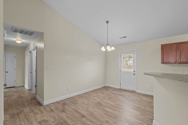 Building Photo - 3 Bedroom 2 Bathroom Home