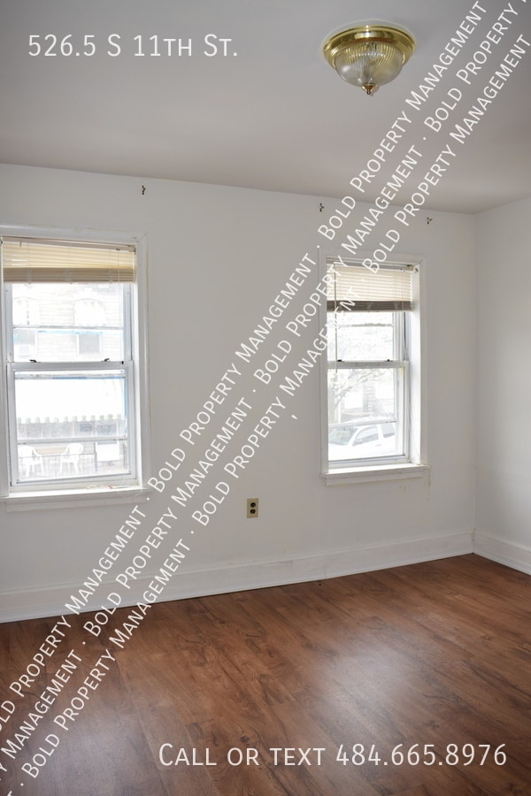 Building Photo - 526.5 S 11th St