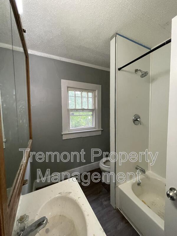 Building Photo - 2702 Woodside St