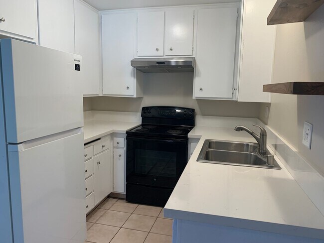 Building Photo - 5510 Armitos Ave