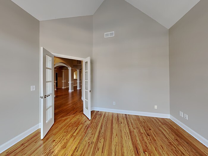 Building Photo - 1350 Lamont Cir