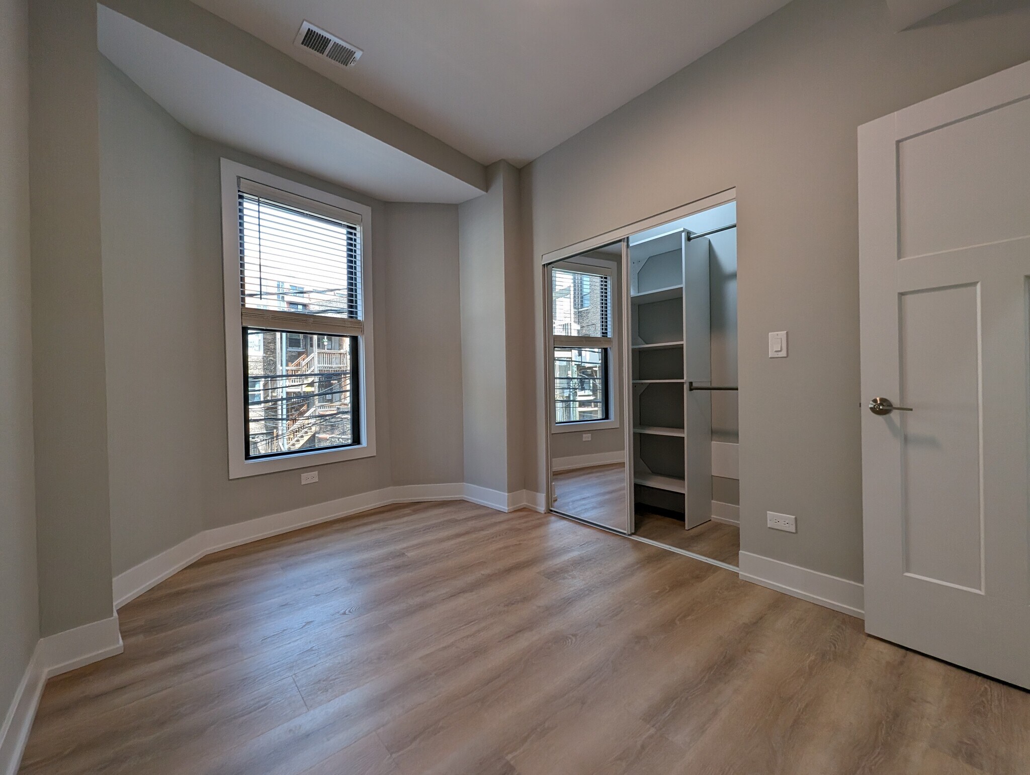 Building Photo - 440 W Belden Ave