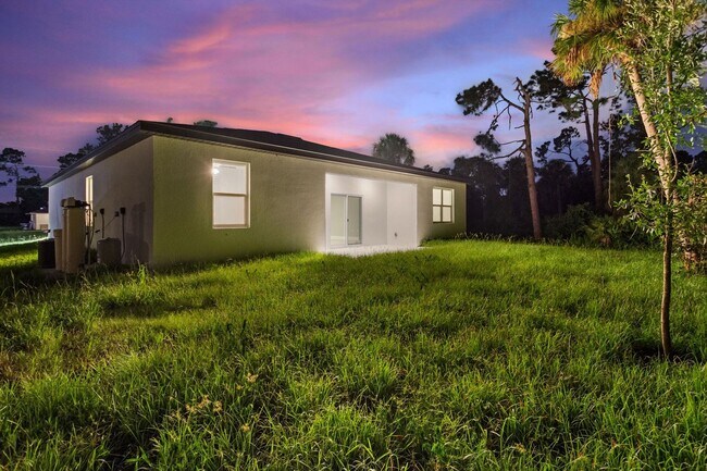 Building Photo - ONE MONTH FREE RENT! Modern, energy effici...