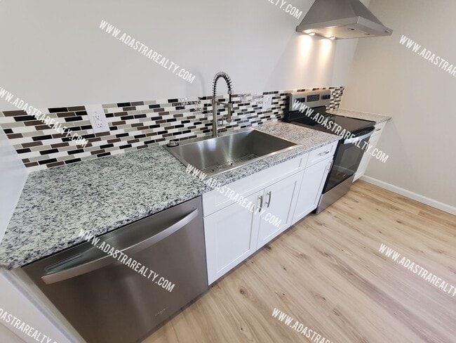 Building Photo - Absolutley Beautiful 4 Bedroom 2.5 Bath Overland Park Home-Available NOW!!