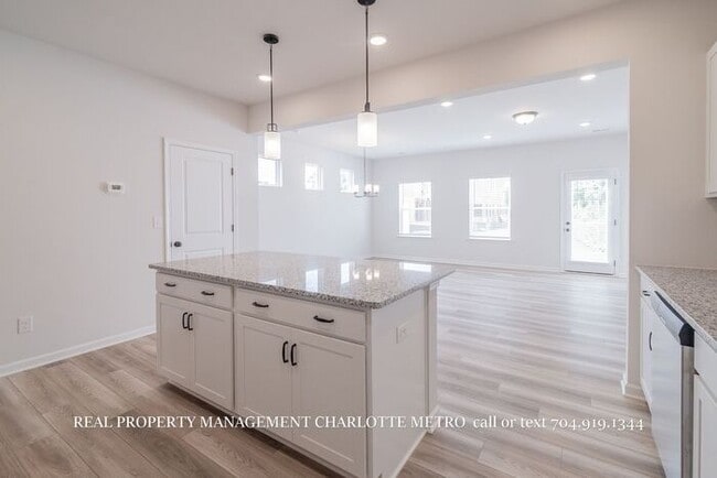 Building Photo - Modern Brand-New Built 3BR Townhome Near Uptown