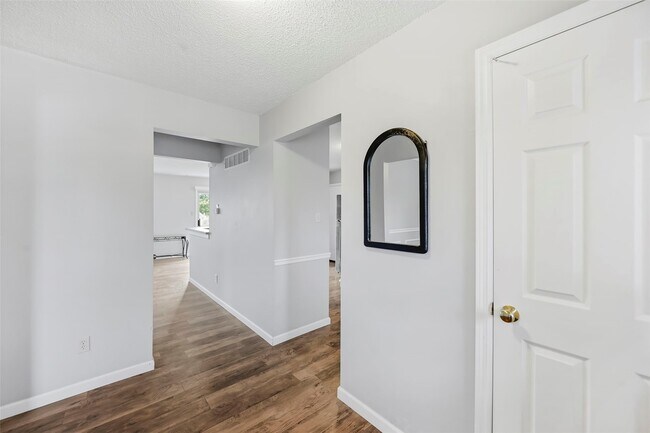 Building Photo - 5012 Joshua Dr