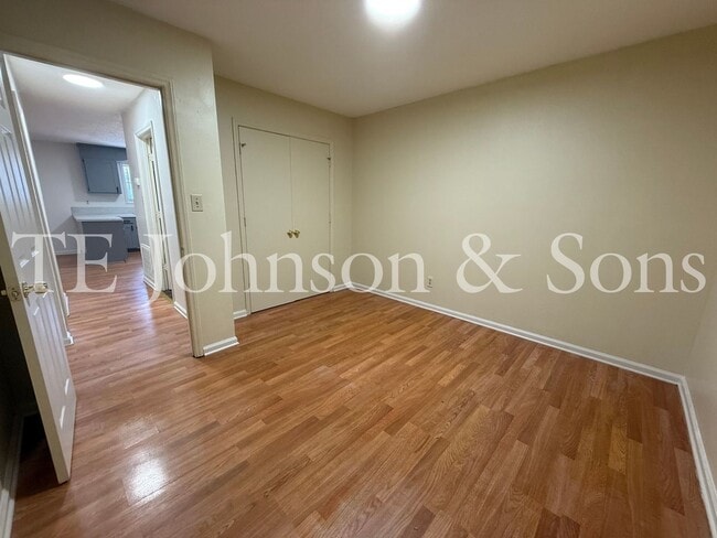 Building Photo - 1506 Oakshire-Water Included