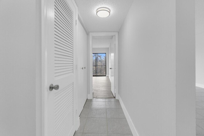 Building Photo - 200 Jacaranda Country Club Dr