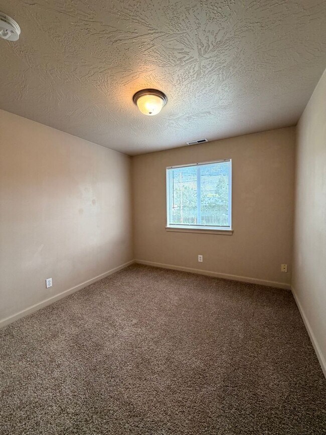 Building Photo - 3-Bedroom Duplex in Lowell