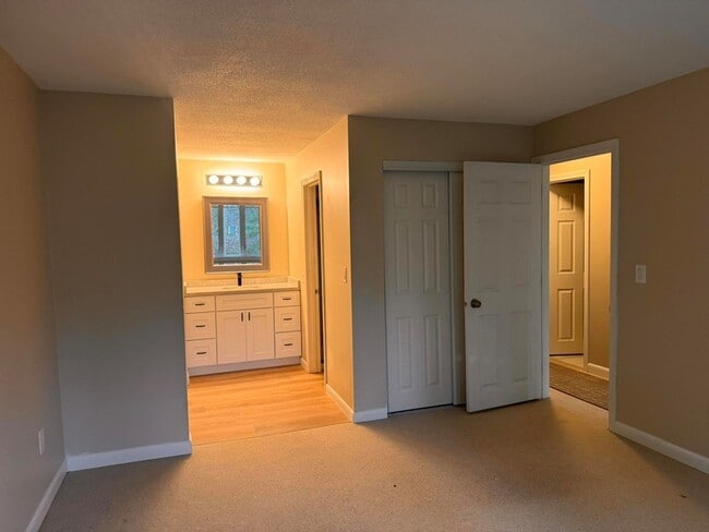 Building Photo - 225 SW Meadows