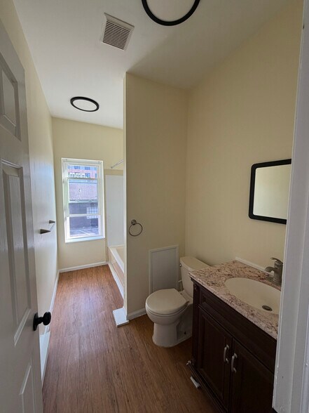 Building Photo - 444 Bridge St