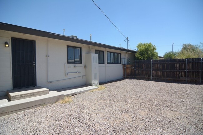 Building Photo - Spacious 2 Bedroom 1 Bath Duplex! Central ...