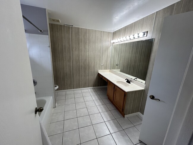 Building Photo - 935 Viewpoint Dr