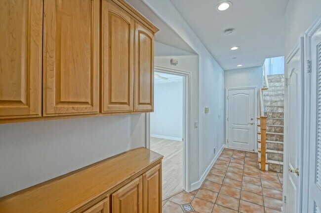 Building Photo - VERY BRIGHT, SPACIOUS & AIRY GOLDEN HILLS ...
