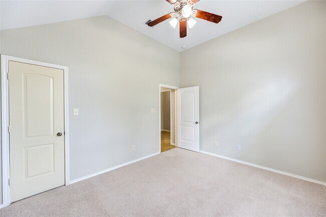 Building Photo - 5615 Stoneridge Ct