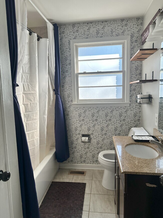 Building Photo - 400 Wesley Dr