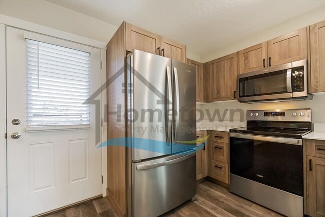 Building Photo - 2 Bedroom 2 Bath Home with Attached Garage...