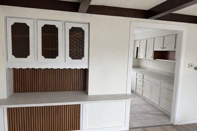 Building Photo - 716 W Bell Ave