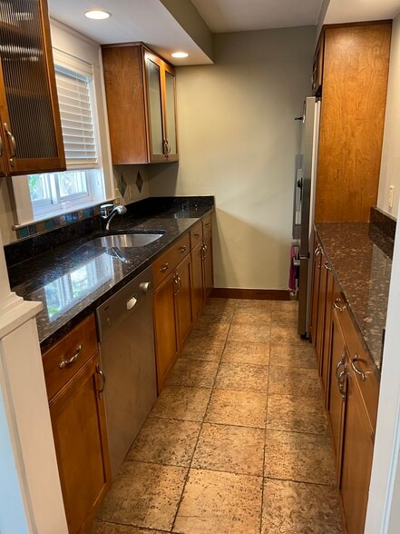 Galley kitchen - 27 Clearwater Dr
