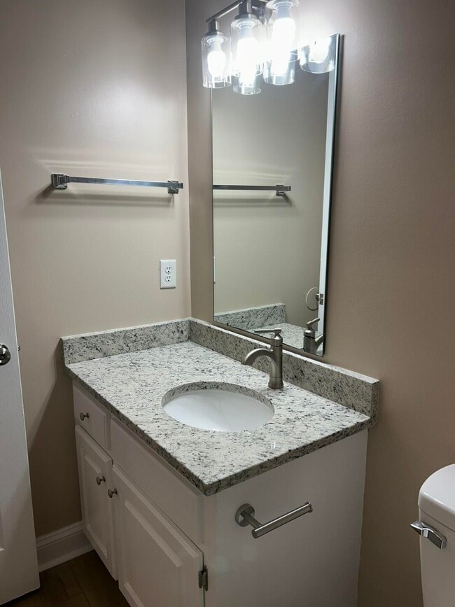 Building Photo - 3421 Beacon Dr