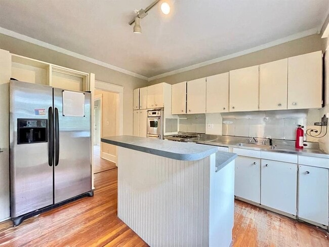 Building Photo - 557 6th Ave N