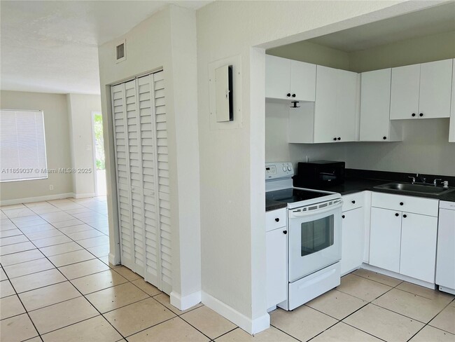 Building Photo - 4605 NW 9th Dr