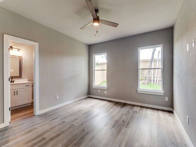 Building Photo - Gorgeous New Construction duplex for rent in Euless!