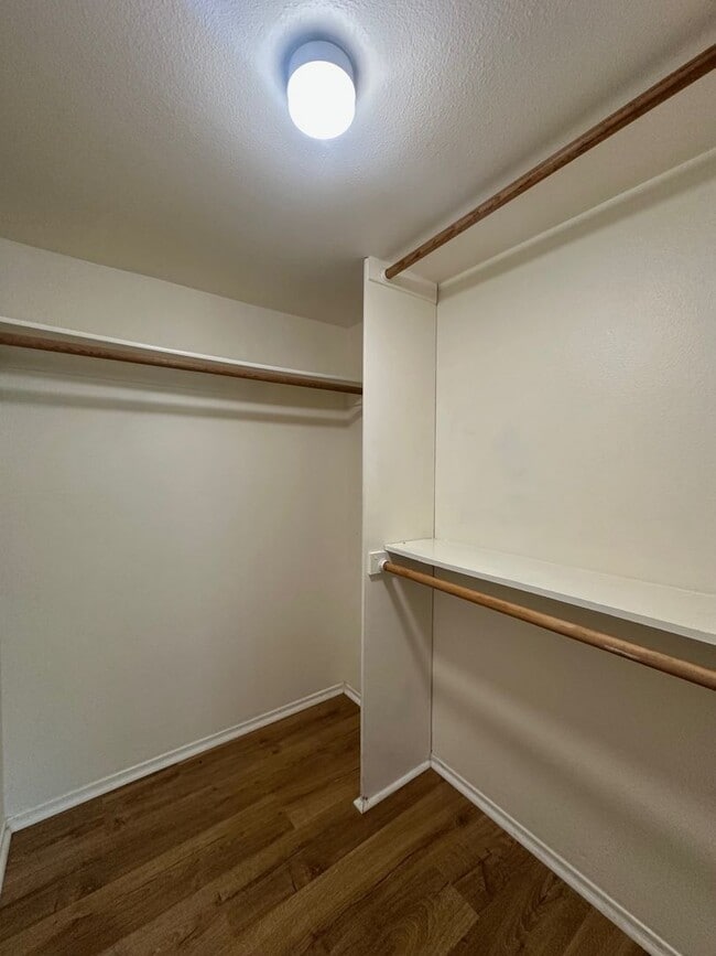 Building Photo - Rarely available 1 bedroom, 1 bathroom Con...
