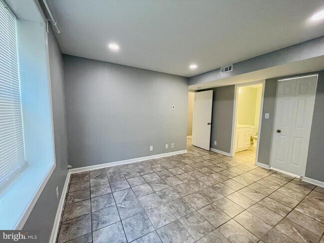 Building Photo - 202 Chesterfield Ln