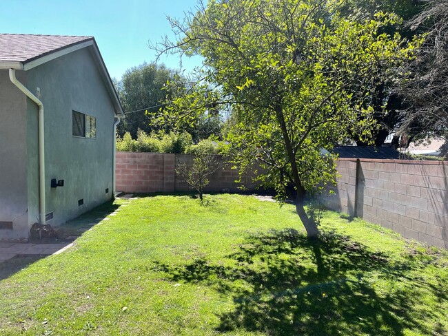 Building Photo - 4BR + 3 BA HOUSE IN LAKE BALBOA AVAILABLE ...