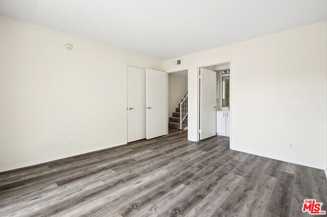 Building Photo - 870 S Crenshaw Blvd