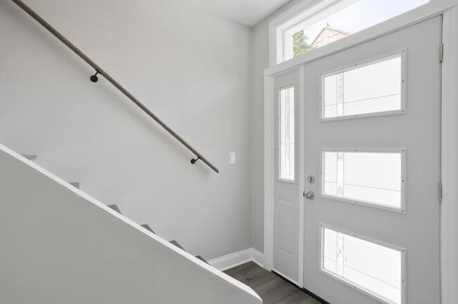 Building Photo - 843 E 65th St