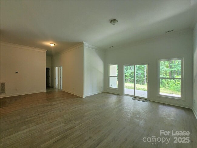 Building Photo - 869 Kathryn Dr SE
