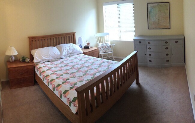 Building Photo - Beautiful Sand Point Condo with Pool & Garage Parking