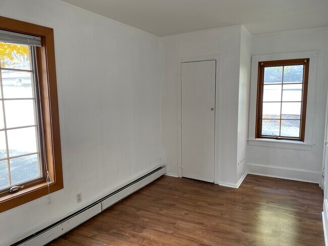Building Photo - 573 Chicago Ave