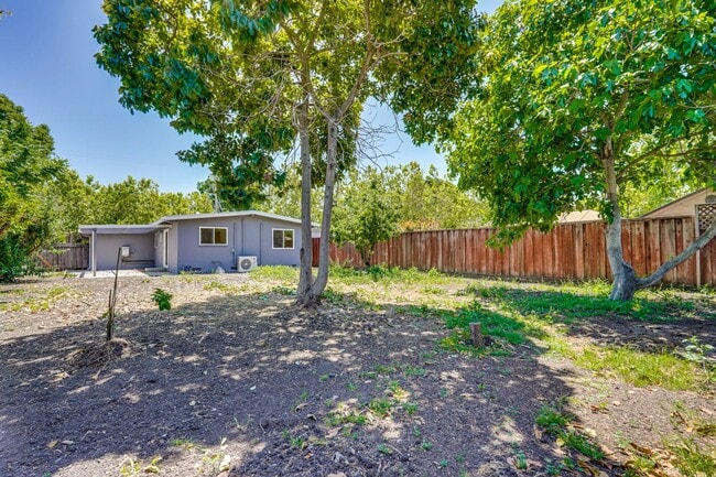 Building Photo - Charming updated 3 bedroom, 1 bathroom hom...
