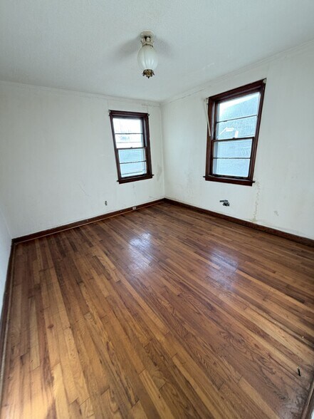 Building Photo - 1215 E 35th Street Pl