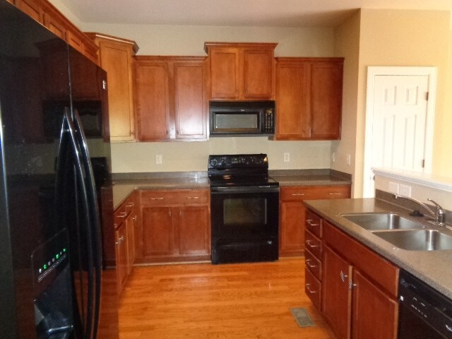 Building Photo - 3052 Brookview Forest Dr