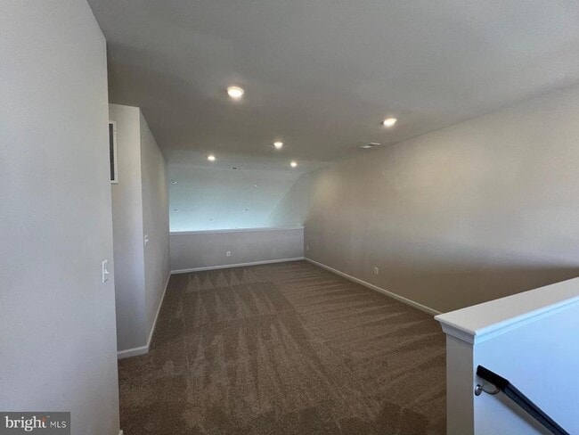 Building Photo - 400 Silver Birch Dr