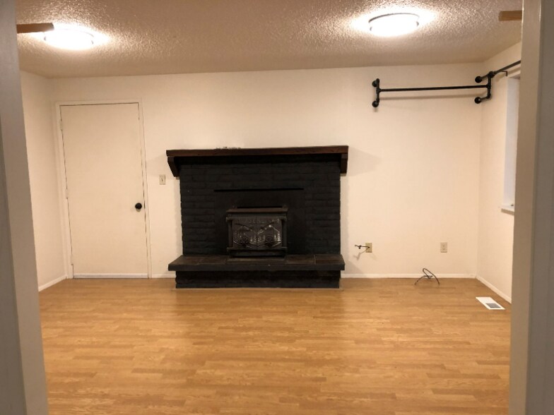 Building Photo - 946 Silver Lake Rd