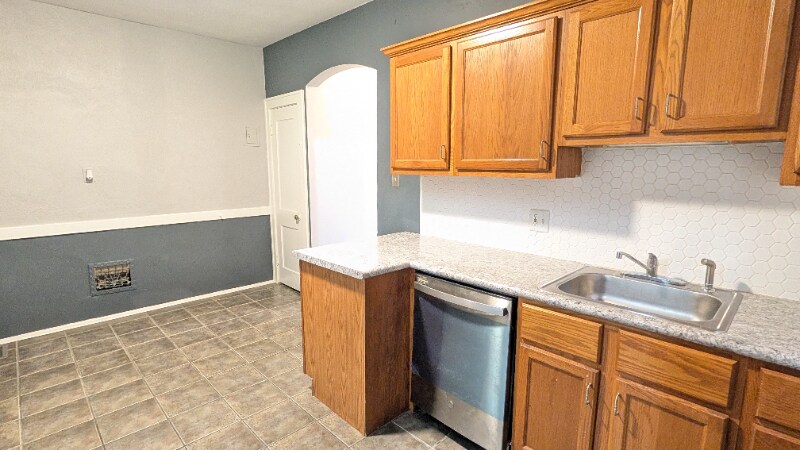 Building Photo - 5044 Mardel Ave