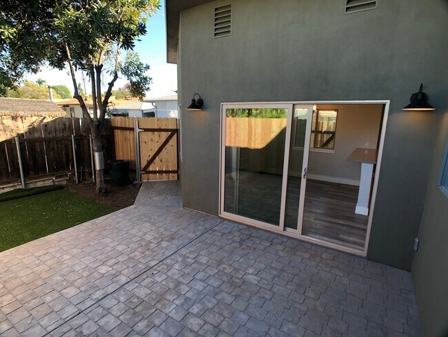 Building Photo - Charming 2-Bedroom Fully Remodeled Home with Giant Yard in the College West Area! |Available Imme...