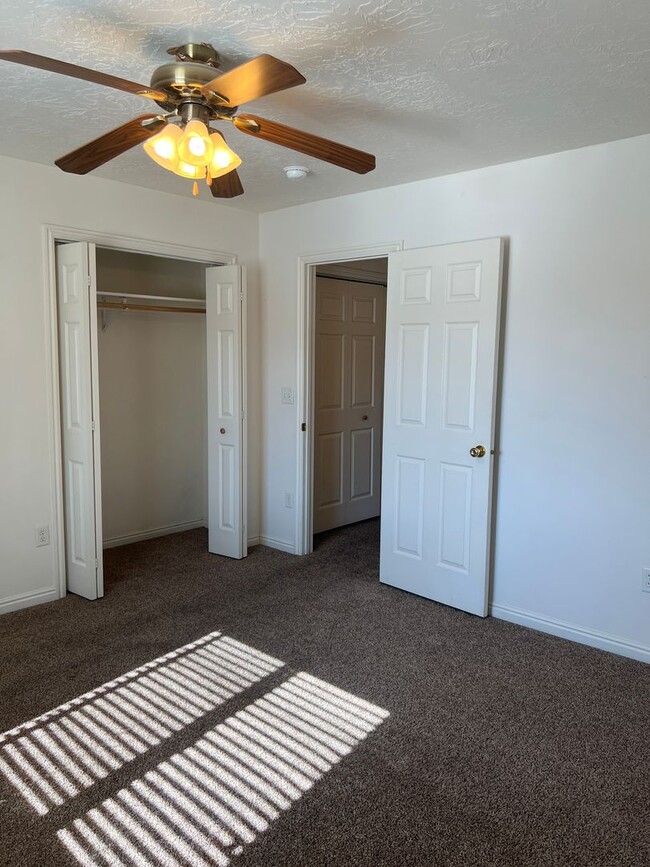 Building Photo - 2 bed 1.5 bath unit in the Meadows
