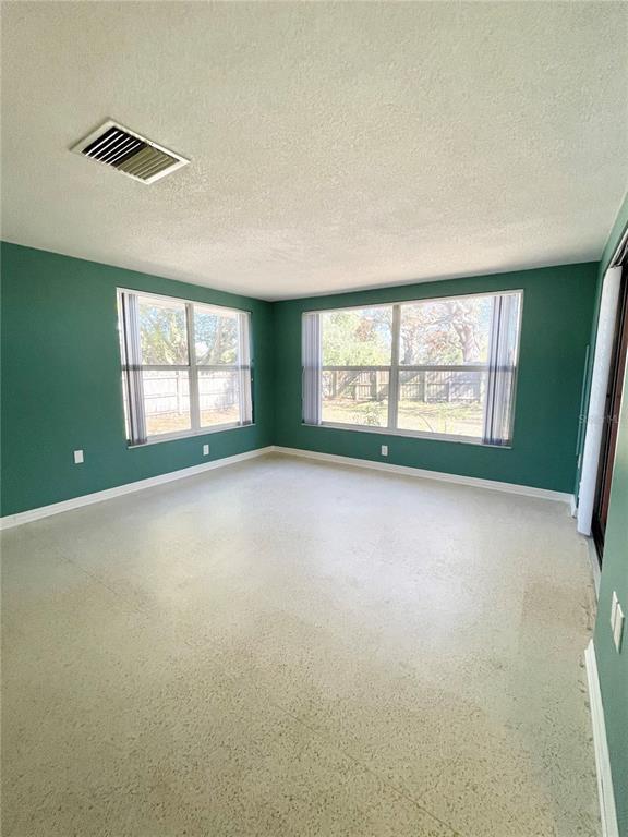 Building Photo - 10120 Willow Dr