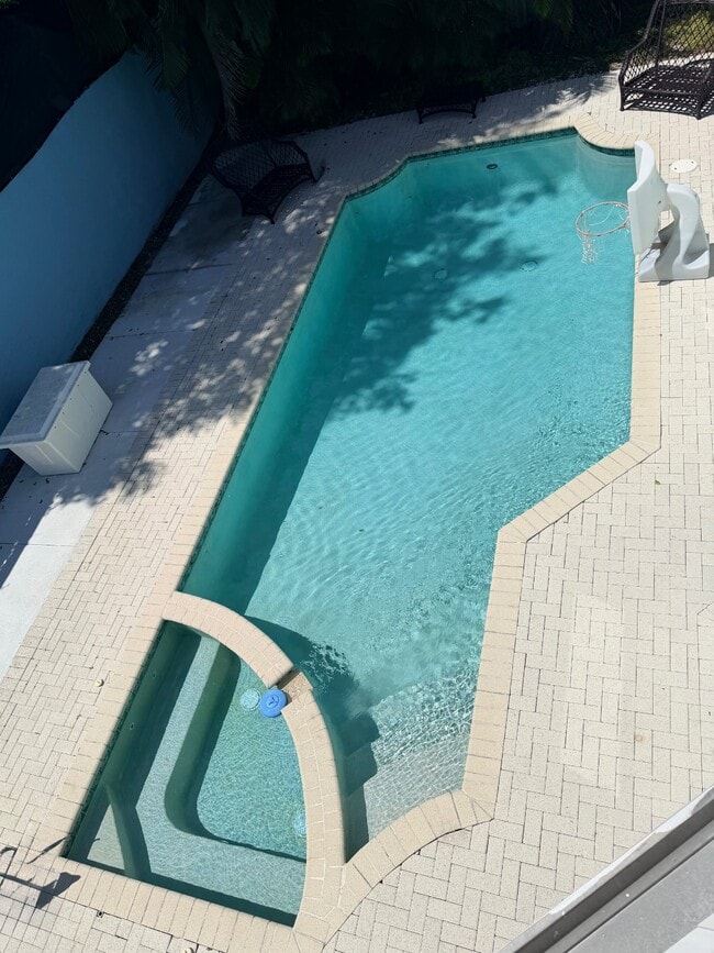 Building Photo - 400 SW 15th Dr