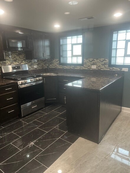 Building Photo - 6164 N Hamilton Ave