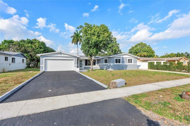 Building Photo - 4725 NW 5th Ct